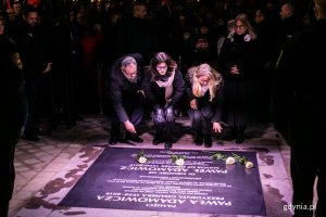 W odsłonięciu tablicy pamiątkowej poświęconej Pawłowi Adamowiczowi uczestniczyła  jego rodzina i prezydent Gdańska Aleksandra Dulkiewicz // fot. Karol Stańczak