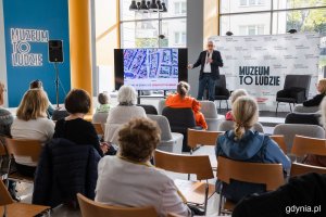 dr Robert Hirsch – miejski konserwator zabytków przemawiający podczas spotkania z cyklu „Wtorki z modernizmem” 