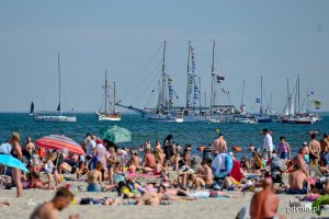 Zdjęcie archiwalne z VI Żeglarskiej Parady Świętojańskiej. Jachty i żaglowce w szyku widoczne z plaży Śródmieście  fot. Łukasz Zieliński