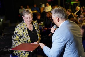 Na zdjęciu: Magdalena Borowska, przewodnicząca Polskiego Stowarzyszenia na rzecz Os&oacute;b z Niepełnosprawnością Intelektualną koło w Gdyni i Dariusz Majorek, dyrektor pomorskiego oddziału PFRON w Gdańsku