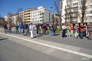 Uczestnicy uroczystości z okazji 80. rocznicy zakończenia walk o Gdynię zgromadzeni na skwerze Kościuszki