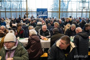Uczestnicy gdyńskiej wigilii dla samotnych i potrzebujących przy świątecznych stołach 
