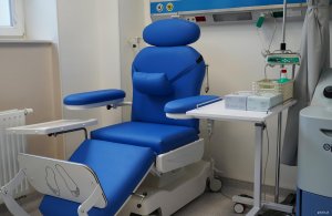 Niebieskie fotele na oddziale