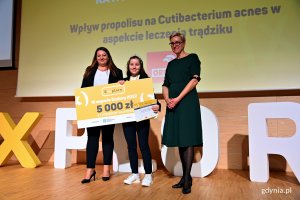 Katarzyna Furmańska, laureatka III miejsca w Konkursie Naukowym Explory, wraz z Joanną Gogolińską - wiceprezes Fundacji Zaawansowanych Technologii i przedstawicielką Orlenu // fot. Magdalena Czernek