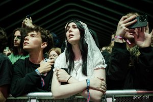 Uczestnicy festiwalu zgromadzeni przed jedną ze scen