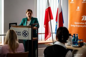 Posiedzenie sejmowej Komisji Infrastruktury w Porcie Gdynia – przemówienie prezydent Gdyni Aleksandry Kosiorek (fot. Kamil Złoch)
