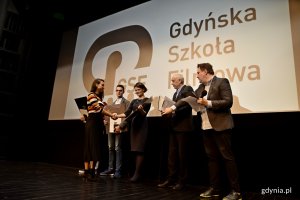 Dyplomy absolwentom gdyńskiej filmówki wręczali wiceprezydent Gdyni Katarzyna Gruszecka-Spychała i Leszek Kopeć - dyrektor Gdyńskiej Szkoły Filmowej // fot. Paweł Kukla