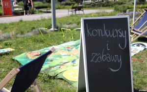 Tablica z napisem konkursy i zabawy