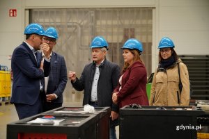 Spotkanie w gdyńskiej firmie Hydromega. Na zdjęciu widoczni przedstawiciele firmy oraz Aleksandra Kosiorek, prezydent Gdyni i Tomasz Augustyniak, wiceprezydent Gdyni. 