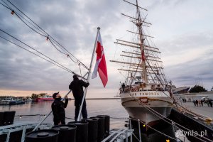 Dar Pomorza widziany z pokładu ORP Błyskawica (fot. Paweł Budziński)