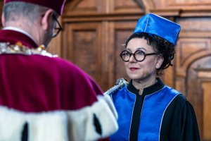 prof. dr hab. Piotr Stepnowski - rektor Uniwersytetu Gdańskiego nadaje tytuł doktora honoris causa UG pisarce i noblistce Oldze Tokarczuk