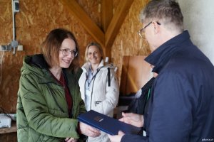 Joanna Babirecka-W&oacute;jtowicz z firmy HES Gdynia Bulk Terminal odbiera podziękowanie z rąk wiceprezydenta Gdyni Rafała Geremka