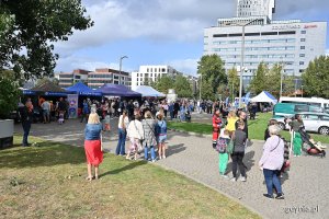 Teren pikniku marynarskiego ze stoiskami i zgromadzeni tam uczestnicy święta 43. Bazy Lotnictwa Morskiego i Dywizjonu Okrętów Bojowych 