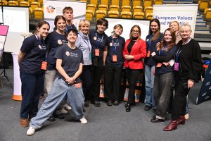 Na zdjęciu m.in. Oktawia Gorzeńska, wiceprezydentka Gdyni,  Iwona Tanewska, naczelniczka Wydziału Edukacji Urzędu Miasta Gdyni oraz młodzież z Zespołu Szk&oacute;ł Administracyjno-Ekonomicznych w Gdyni  (Fot. Dorota Patzer) -- 