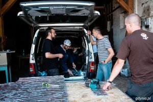 Uczestnicy warsztatów projektowali zabudowy kempingowe pozwalające przeistoczyć zwykły pojazd w komfortowy wakacyjny domek na kółkach.