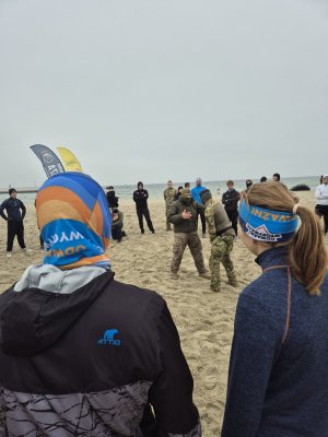 Uczestnicy treningu z Formozą w ramach kampanii „Odważni wygrywają” na plaży Śródmieście