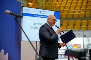 Jacek Oryl, dyrektor targ&oacute;w i wiceprezes zarządu Fundacji Historia i Kultura, podczas otwarcia Targ&oacute;w Książki w Gdyni 