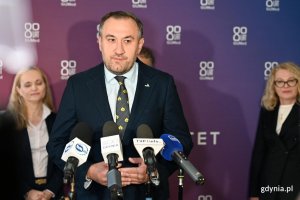 Otwarcie nowej pracowni tomografii komputerowej w CMMiT w Gdyni. Przemawia Tomasz Augustyniak, wiceprezydent Gdyni. (fot. Łukasz Kamasz/gdynia.pl)