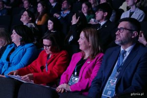 Od prawej: Tomasz Krześniak,- zastępca dyrektora generalnego Fundacji Rozwoju Systemu Edukacji, wiceprezydentka Gdyni Oktawia Gorzeńska oraz dr Katarzyna Smyk - dyrektorka Przedstawicielstwa Komisji Europejskiej w Polsce podczas oficjalnego otwarcia Europejskiego Forum Młodych Lider&oacute;w