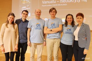 Błękitne Horyzonty 2025 w PPNT w Gdyni. Na zdjęciu od lewej podróżnicy Magdalena Kozyra, Paweł Lemke, Marcin Jank z II II LO w Gdyni, uczeń z SP 26 w Gdyni, Alicja Jank z SP nr 26, dyrektorka SP 26 Anną Pączek, (fot. Katarzyna Balcerzak)