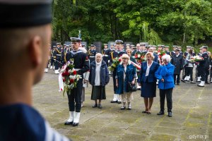 Kwiaty przed pomnikiem Ofiar Katynia złożyli przedstawiciele stowarzyszenia Gdyńska Rodzina Katyńska // fot. Kamil Złoch