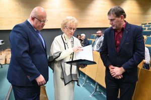Uczestnicy obchodów Dnia Ławnika Polskiego i uroczystości z okazji zakończenia kadencji ławników sądowych 2020-2023