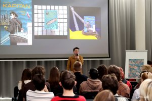 Światowy Tydzień Przedsiębiorczości 2025 w ZSA-E w Gdyni, na zdjęciu gdyński grafik Jan Rutka i uczniowie ZSA-E (fot. Katarzyna Balcerzak)