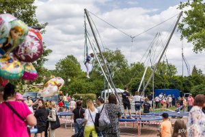 Dzieci i młodzież na trampolinach podczas festynu międzypokoleniowego w parku Kilońskim // fot. Karol Stańczak