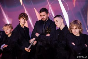 "Ministranci" z reżyserem Piotrem Domalewskim. Gala wręczenia nagród 50. Festiwalu Polskich Filmów Fabularnych w Gdyni w Teatrze Muzycznym (fot. Karol Stańczak)Gala wręczenia nagród 50. Festiwalu Polskich Filmów Fabularnych w Gdyni w Teatrze Muzycznym (fot. Karol Stańczak)