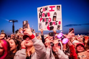 Uczestnicy festiwalu zgromadzeni pod sceną gł&oacute;wną podczas koncertu Jennie 