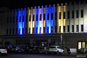 na zdjęciu budynek podświetlony w żółte i niebieskie pasy