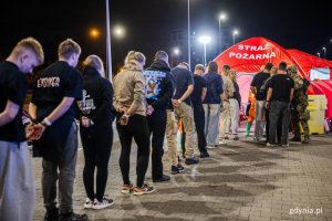 Kolejka statyst&oacute;w w trakcie ćwiczeń 