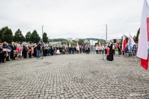 Złożenie kwiat&oacute;w pod pomnikiem Ofiar Grudnia 1970 roku (fot. Karol Stańczak)