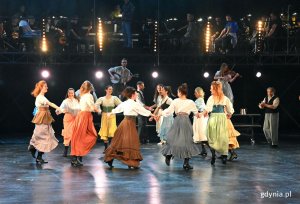 Zdjęcie z próby koncertu sylwestrowego „Rewia 90 & British”  w Teatrze Muzycznym. Scena zbiorowa // fot. Magdalena Czernek