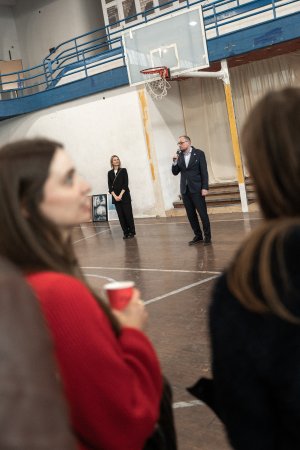 Przy mikrofonie Mariusz Bzdęga, dyrektor zarządzający ds. kultury i aktywności mieszkańc&oacute;w Urzędu Miasta Gdyni