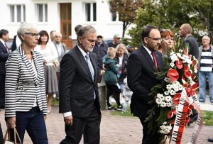 Prezydent Gdyni Wojciech Szczurek, przewodnicząca rady miasta Joanna Zielińska i radny Andrzej Bień składają kwiaty podczas piątkowych uroczystości upamiętniających wydarzenia Sierpnia' 80 // fot. Kamil Złoch