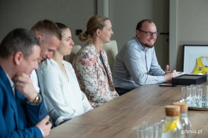 Na zdjęciu od lewej: Jakub Snopek, Norbert Wrzesiński, Barbora Wrzesińska, Agnieszka Bibrzycka, dyrektor zarządzający Mariusz Bzdęga (fot. Natalia Kawalerowicz)