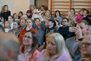 Uczestnicy uroczystości z okazji jubileuszu 40-lecia Szkoły Podstawowej nr 49 dla Dzieci Niedosłyszących zgromadzeni w sali gimnastycznej 