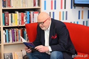 Na zdj. Jacek Kotarbiński, autor publikacji o metodach na inkluzję w kulturze czytający na głos swoją publikację