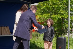 Jeden z laureatów w towarzystwie wiceprezydenta Macieja Zielonki i wiceprzewodniczącej Marioli Śrubarczyk-Cichowskiej