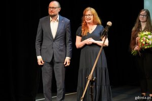 Na scenie od lewej: dyrektor zarządzający ds. kultury i aktywności mieszkańców Mariusz Bzdęga  i dyrektor Biblioteki Gdynia Natalia Gromow