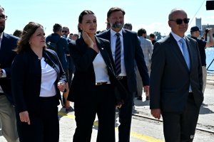 Od lewej: prezydent Gdyni Aleksandra Kosiorek, wojewoda pomorska Beata Rutkiewicz i prezes zarządu Portu Gdynia Piotr Gorzeński podczas uroczystości chrztu okrętu ORP &bdquo;Wicher&rdquo;