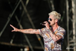 Ryan Tedder z zespołu OneRepublic podczas koncertu na Orange Main Stage // fot. Karol Stańczak