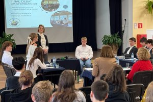 20 listopada:  Międzynarodowy Dzień Praw Dziecka, na zdjęciu uczennice i uczniowie oraz Anna Niemczynowic z IALO w Gdyni (fot. Katarzyna Balcerzak)