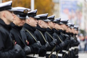 Marynarze ustawieni w rzędzie podczas uroczystości przed pomnikiem Polski Morskiej // fot. Karol Stańczak