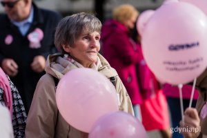 Janina Łojba – prezes Stowarzyszenia Amazonek Gdyńskich podczas Marszu Różowej Wstążki 