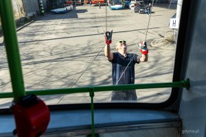 Wnętrze Ikarusa 280T, kt&oacute;ry już znajduje się na zajezdni PKT w Gdyni (fot. Kamil Złoch)