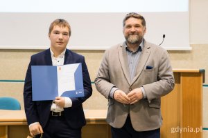 Na zdjęciu (od lewej): Tomasz Sowiński, radny Młodzieżowej Rady Miasta, Tadeusz Szemiot, przewodniczacy Rady Miasta Gdyni (fot. Paweł Budziński)