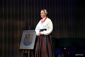 Solistka z Reprezentacyjnego Polskiego Zespołu Pieśni i Tańca „Wileńszczyzna” śpiewająca podczas koncertu „Barwy Wileńszczyzny”
