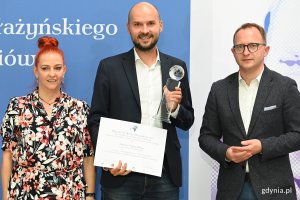 Laureat - Łukasz Grajewski. Nagrodę wręczyli: Małgorzata Naukowicz z Polskiego Radia i Marcin Skierawski, wiceprezydent Sopotu // fot. Michał Puszczewicz